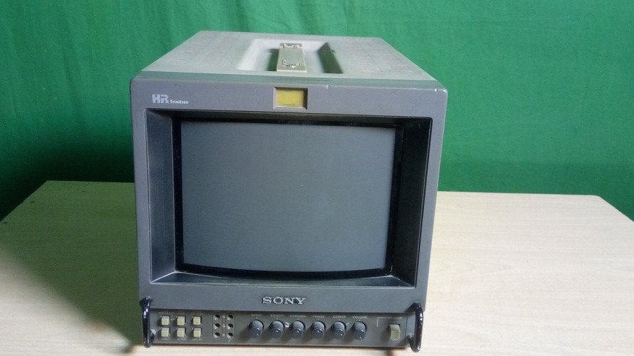Sony PVM 9044QM 9" monitor is a high reoslution component CRT monitor - image #4